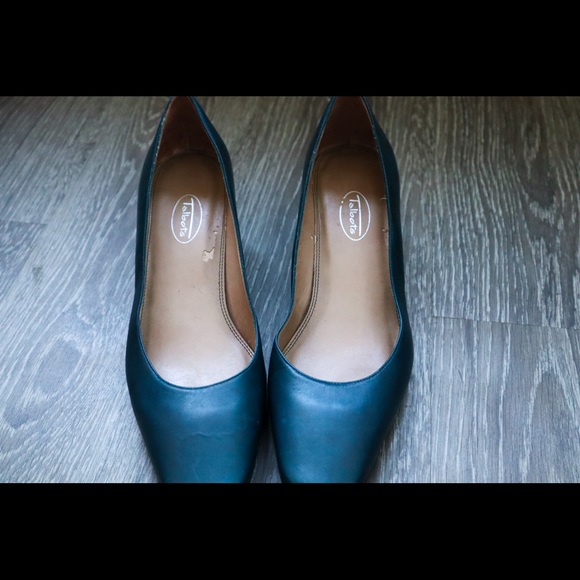 Pair of Talbots Navy Pumps - Gorgeous color (size 10M) - Picture 3 of 6